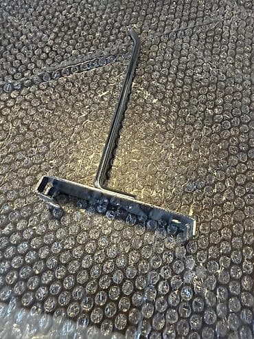 Metal vitrın/asma panel üçün asqı tutacağı. Məhsul T formalı alt