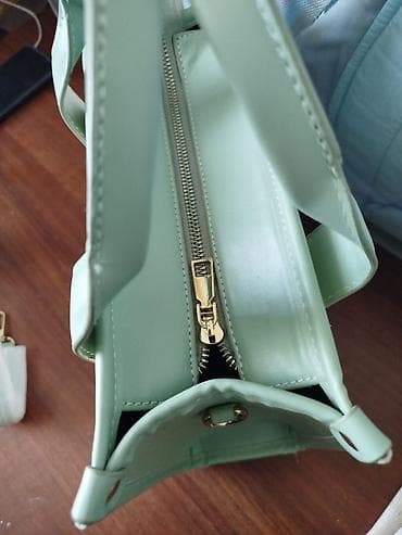 Çantalar: A klass Tote Bag – nanə yaşıli dəri detallar -Yay üçün Model: “THE — 6