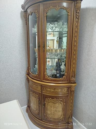 divar refleri: Klassik üslubda künc vitrin-bufet - Material: ağac teksturası ilə — 1