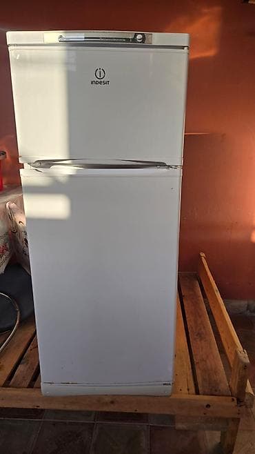 Indesit ikiqapılı soyuducu - Üst hissədə ayrıca dondurucu bölmə — 1