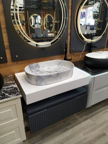 Сантехника: Oval formalı, mərmər naxışlı ağ rəngli qab lavabo. Ağ səthli — 1