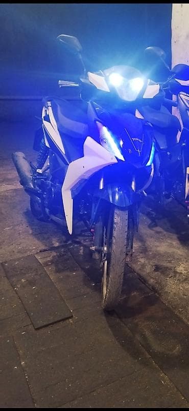 yamaha skuter: Sport üslublu moped/motosiklet – underbone kuzov tipli, mavi-ağ-qara — 1
