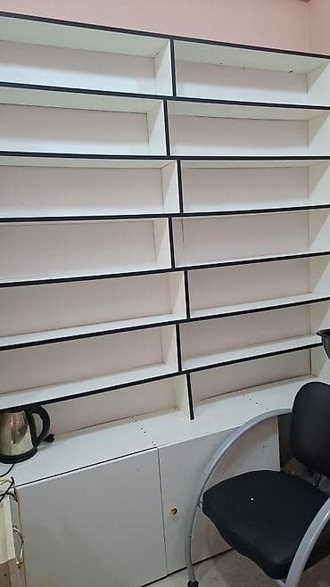 aksa generator: Mağaza üçün divar rəfi və alt dolab komplekti - Rəng: ağ korpus, qara — 1