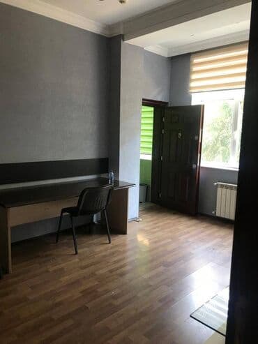 аренда торгового места в магазине: Gənclik metrosuna yaxın yol kənarı ümumi sahəsi 220 kv,m olan, obyekt — 19