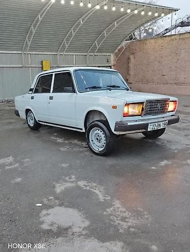 VAZ 2107, ağ rəng, sedan kuzov. Texniki xüsusiyyətlər: - Benzin