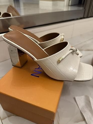 Домашние тапочки: Ağ rəngli qadın mule sandaleti - Model: açıq burunlu, kvadrat formalı — 4