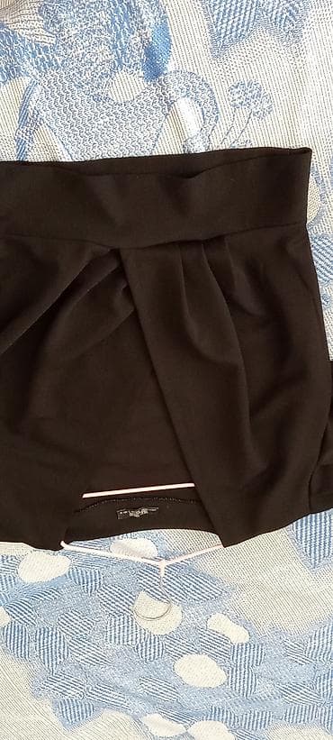 croplar: Qara qısa bluz – Next Trend - Model: dərin V-vari dekolteli, qırçınlı — 2