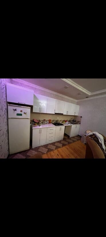 heyet evlerinde bulaq: Həyət evi - Tam mühafizə olunmuş hasarlı ərazi, geniş dəmir darvaza - — 7