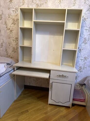 письменный стол с полками: Yüngül rəngdə hazırlanmış bu kompüter masası həm iş sahəsi, həm də — 2