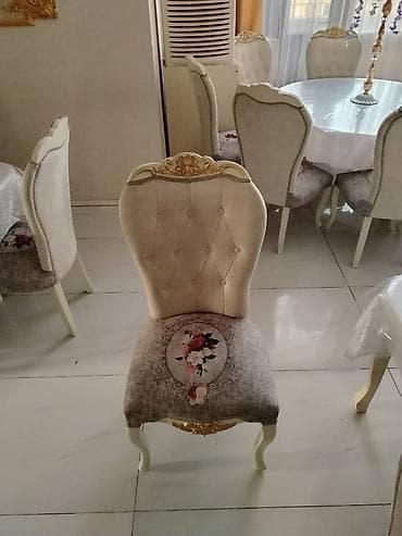 Az işlənmiş stullar satılır. 1 ədədi 30 azn. qiymət ən sondur