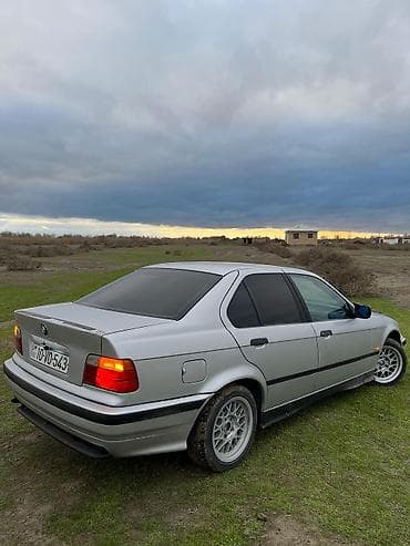 330 bmw: BMW 3 series: 2 l | 1994 il Sedan — 6