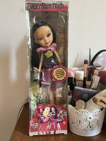 Ever After High kolleksiyasından, bənövşəyi və qara saçlı, çəhrayı və