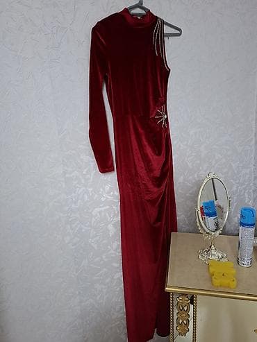 dəri geyim: Qırmızı məxməri gecə/libas. - Material: yumşaq məxmər, bədənə — 3