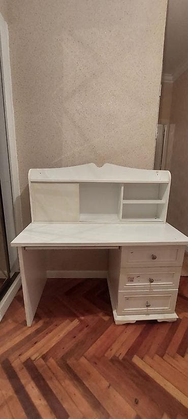 Yazi masasi 60azn. Tecili satilir. Unvan Azadliq pr. *N17