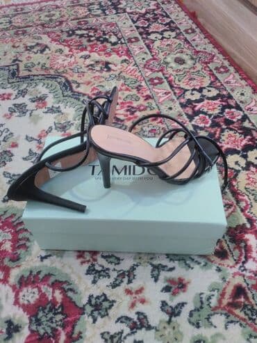 Yalnız bir dəfə az gününə geyinilib.Qadın ayaqqabısı – zərif, nazik