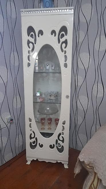 Ağ rəngli vitrin şkaf - Material: MDF/lak örtük - Dizayn: Ön hissədə