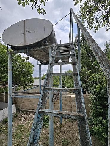 Bağ evi və bağ üçün hərşey: Metal su çəni və hündür dayaqlı konstruksiya - Üst platformada — 1