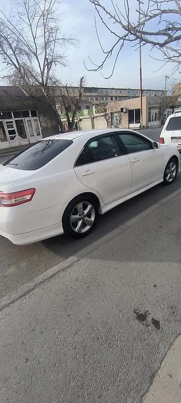 Avtomobil alışı: Toyota Camry – ağ rəng, sedan, 4 qapı. Xarici görünüş: xrom detal və — 2