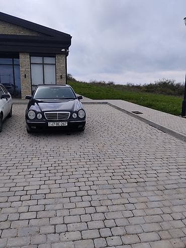 mersedes c200: Mercedes-Benz E-Class (W210) sedan – qara rəng. - Kuzov: 4 qapılı — 3