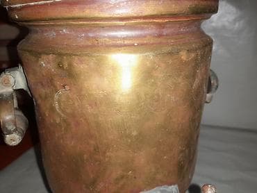 samovar aliram: Medallı qədim samovar satılır. yuxarıda 5 medal, yanında yəni aşağıda — 2