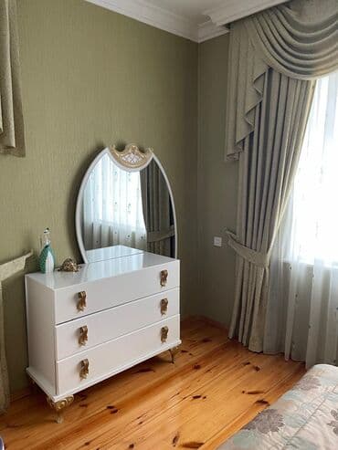 Продукты питания: Двуспальная кровать, Шкаф, Трюмо, 2 тумбы, Б/у — 2