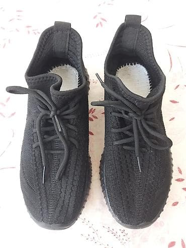 Krasofkalar və idman ayaqqabıları: Parçadan krassovka satılır Yeezy model Türkiyədən sifarişlə gətirilib — 2