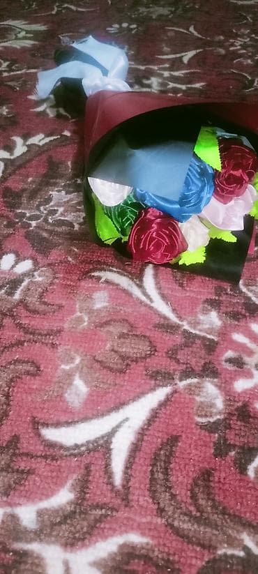 tort sekilleri ad gunu: Saten lentadan hazırlanmış dekorativ güllər buketi. - Material — 3