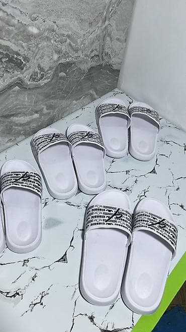 rezin botlar: Ağ rəngli unisex şıp-şap terliklər - Dizayn: Üst hissədə qara yazılı — 3