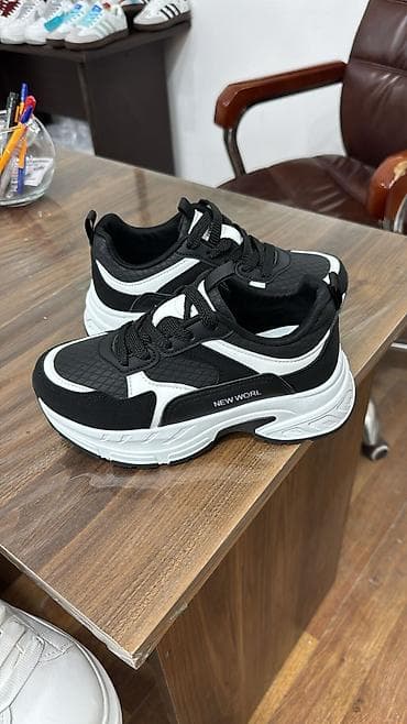 Qara-ağ idman ayaqqabısı “NEW WORL” yazılı yan panel ilə - Stil