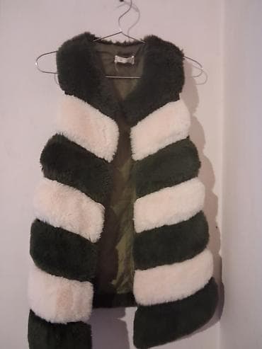 Qadın üçün xəz görünümlü jilet - Rəng: zeytun-yaşıl və krem rəngli