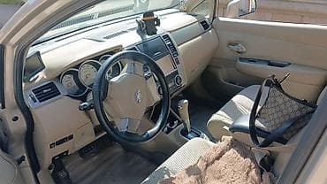 tra: Nissan Tiida hatchback - Kuzov: 5 qapılı hatchback, qızılı/bej rəng - — 4
