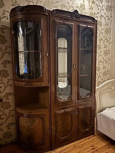 mini skaf: Klassik üslubda vitrinli mebel dolabı. Qəhvəyi ağac naxışlı korpusa — 1