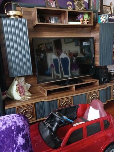 Düz TV altlığı, Polkalı, Laminat