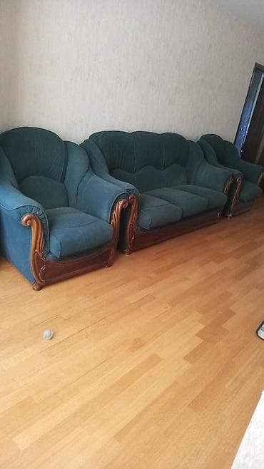 Divan və 2 ədəd kreslo Xarici bahalı mebeldir. Sadəcə üstü