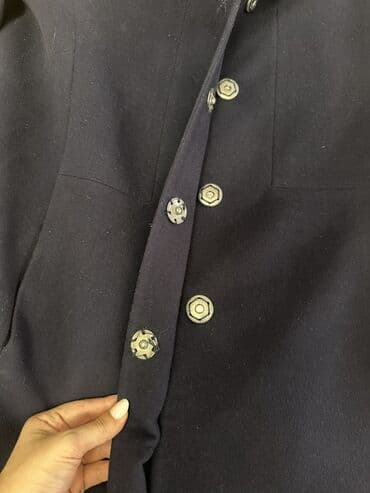 женский пляжный халат: Qadın palto – tünd lacivərt rəngdə, zərif siluetli. - Böyük, həcmli — 2