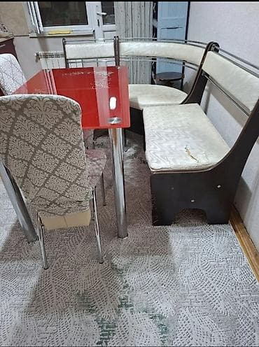Mətbəx üçün künc dəsti Tərkibi: - Şüşə səthli, qırmızı rəngdə naxışlı — 2