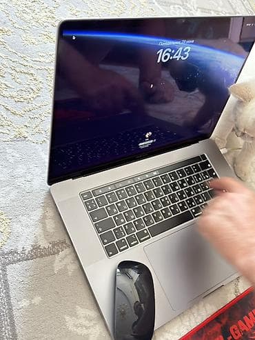 macbook pro: Apple MacBook Pro 16" (Space Gray) noutbuku - Ekran: 16 düym Retina — 2