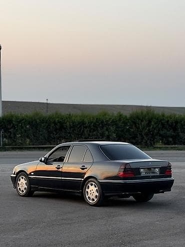bmw m3 e92: Mercedes-Benz C-Class: 2.4 l | 1998 il Sedan — 6
