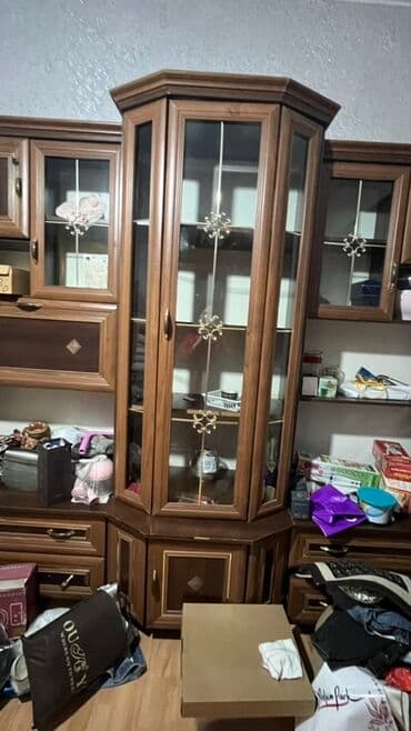 Şüşəli dolab vitrini