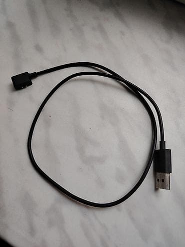 Ağıllı saat üçün USB şarj kabeli və qara rəngli smart saat. Saat