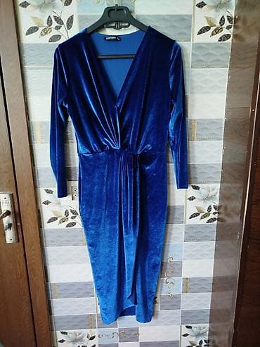 Ярко синее платье с запахом