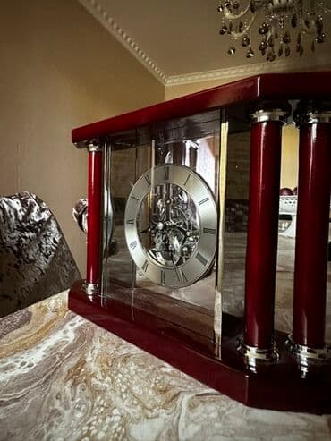 gəncə saat: Şəffaf şüşəli mexaniki masa saatı. Saatın mexanizmi və rəqəmləri — 4