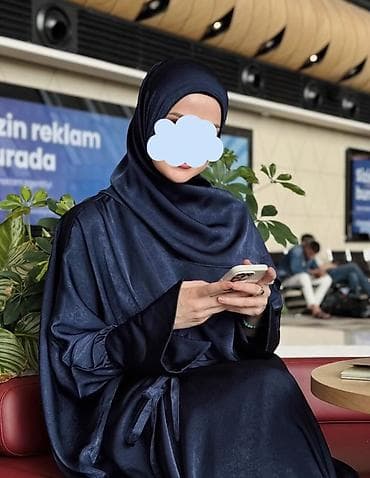 off white prsluk: Tünd göy rəngdə, atlas effekti verən parıldayan parçadan hazırlanmış — 4