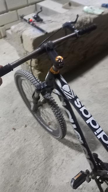 Dağ velosipedi – Adidas temalı çərçivə - Ölçü: 26" təkərlər -