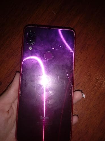 Redmi smartfon – bənövşəyi arxa panel, qırmızı çərçivə. Ekranı işləmir — 3