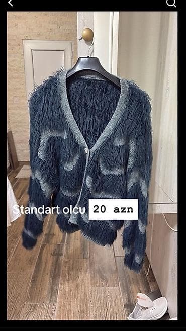 benetton canta: - Qara uzun slip tipli don: nazik çiyin qayışları, V-yaxa, ön hissədə — 3