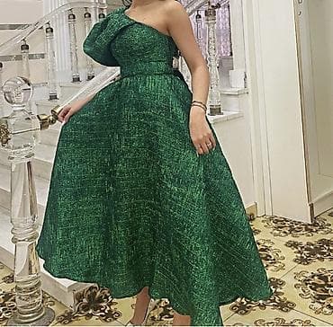 Donlar: Zümrüd-yaşıl rəngdə, bir çiyinli, midi/ankle uzunluğunda ziyafət donu — 2