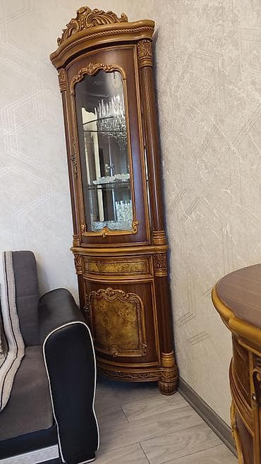 Klassik üslubda qonaq otağı üçün vitrin və konsol dəsti - Material