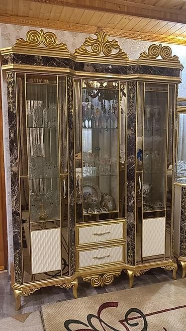 Klassik üslubda, zəngin dekorlu vitrinli bufet - Material: ağac
