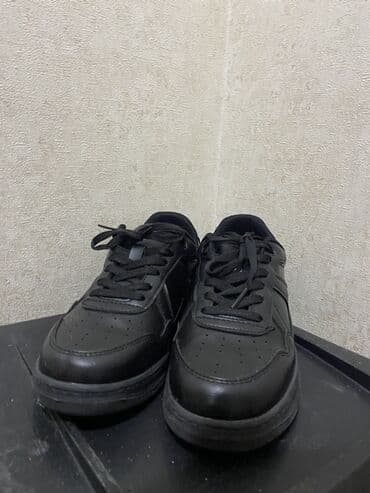 Kia: Qara rəngdə uniseks idman ayaqqabısı - Stil: klassik aşağıboğaz, tam — 1